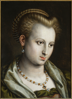 Female head turned to the right with a pearl necklace