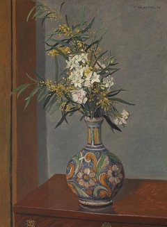 Fleurs blanches dans un vase décoré by Félix Vallotton