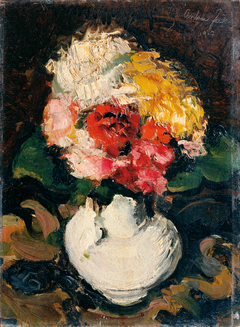 Blumenbouquet in weißer Vase