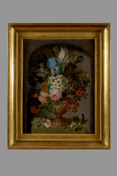 Bouquet de fleurs dans un vase posé sur un entablement en pierre by Pieter Hardimé