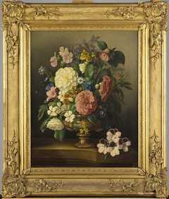 Bloemstuk met rozen, pantoffelbloempjes, seringen, viooltjes en andere bloemen by Johan Joeke Gabriël van Wicheren
