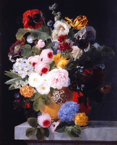 Bouquet de fleurs sur une table en marbre
