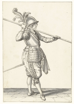 Soldaat die zijn spies bijna horizontaal boven zijn rechterschouder draagt by Jacob de Gheyn II