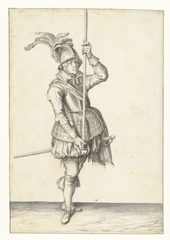 Soldaat die zijn spies met beide handen rechtop voor zich hoog boven de grond vasthoudt by Jacob de Gheyn II