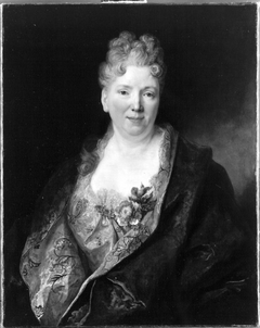 Bildnis einer reichgekleideten Frau by Nicolas de Largillière