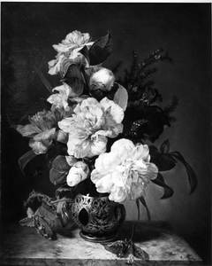 Vase avec des camélias et d'autres fleurs